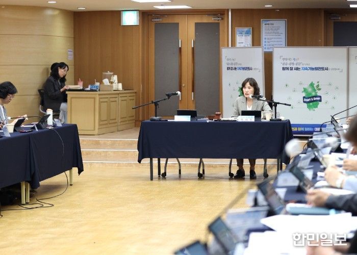 최혜민 광명시장 권한대행(부시장)이 15일 시청 대회의실에서 열린 '2050 탄소중립녹색성장위원회 제1차 정기회의'를 주재하고 있다.