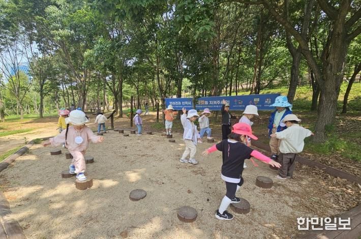 아이들이 빛가람호수공원 유아숲체험원에서 교육 활동에 참여하고 있다.