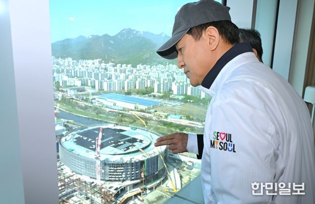 오세훈 서울시장이 15일(수) 도봉구 씨드큐브 창동 스카이라운지에서 서울아레나를 비롯한 주변 시설 현장을 둘러보고 있다.