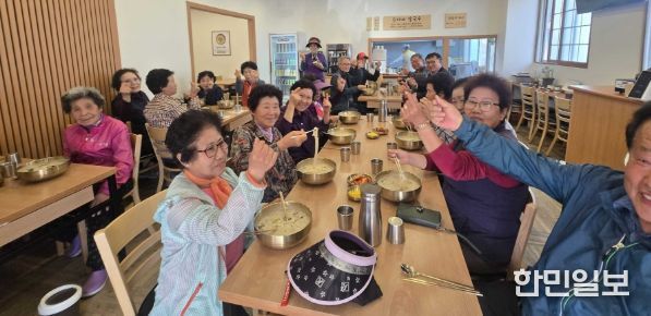 밀양시 부북면 소재 순이네칼국수에서 지역 어르신들이 칼국수를 드시며 담소를 나누고 있다.