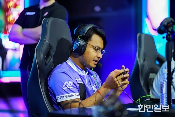 Phygital sports athlete competing