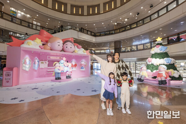 하버시티의 《Threads of Love》 인스톨레이션에서는 Sundae Kids의 거대한 핑크 선물 하우스 《This is for You》와 몽환적인 《Cloud-Kissed》 크리스마스 트리를 함께 만나볼 수 있습니다.