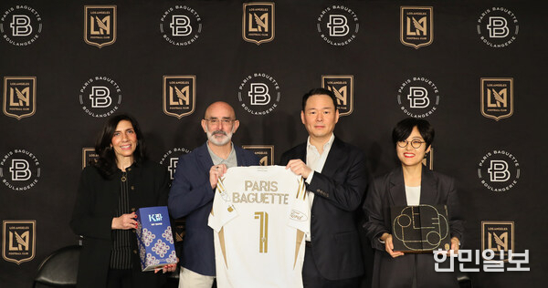 미국 캘리포니아주 로스앤젤레스FC(LAFC) 홈구장 BMO 스타디움에서 파리바게뜨가 LAFC와 공식 파트너십을 체결하고 기념 사진을 촬영하고 있다. 사진은 오른쪽부터 파리바게뜨 마케팅본부장 김연정 상무, 파리바게뜨 허진수 부회장, LAFC 래리 프리드먼 공동회장, 파리바게뜨 미주사업부 캐시 샤브네(Cathy Chavenet) CMO