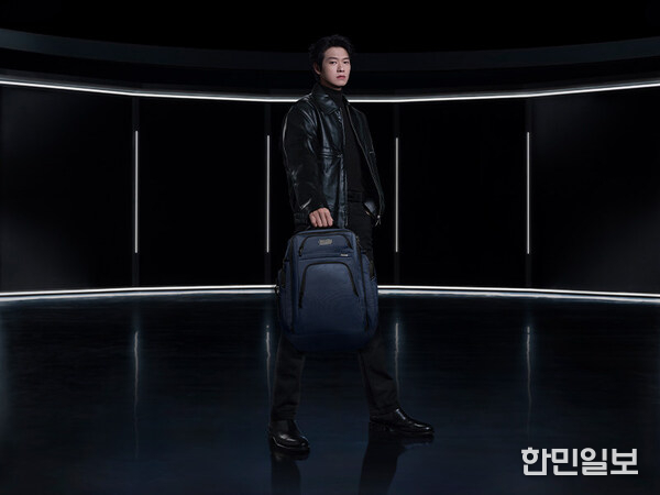 Wei Daxun pictured with the Alpha TUMI Brief Pack™ in Navy.