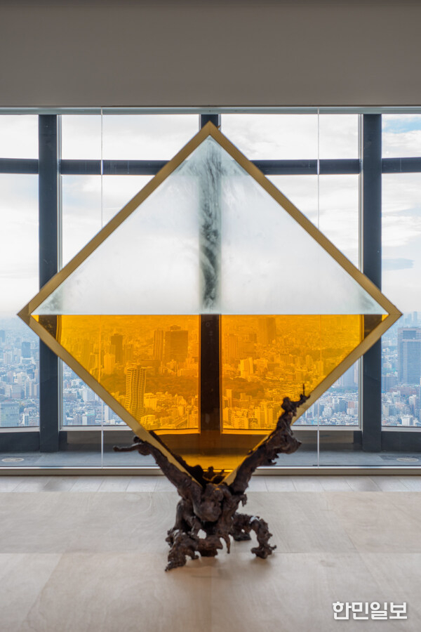 Wada Reijiro "MITTAG" 2025 Glass, brass, bronze, and brandy 238 x 212 x 79 cm Production Support / Courtesy: SCAI THE BATHHOUSE, Tokyo Installation view: "Roppongi Crossing 2025: What Passes Is Time. We Are Eternal.", Mori Art Museum, Tokyo, 2025-2026 Photo: Takehisa Naoki Photo courtesy: Mori Art Museum, Tokyo